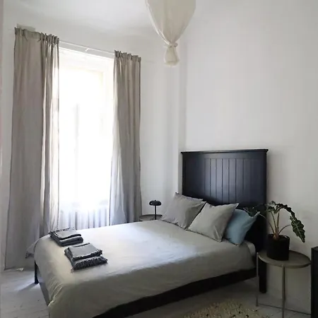 Spacious 3 In Art Nouveau District