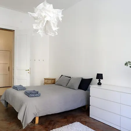 Spacious 3 In Art Nouveau District Appartement