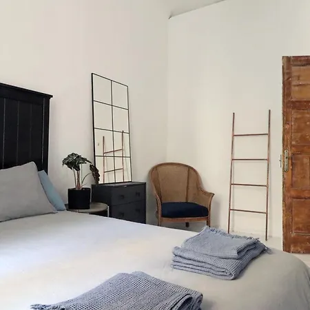 Spacious 3 In Art Nouveau District Appartement