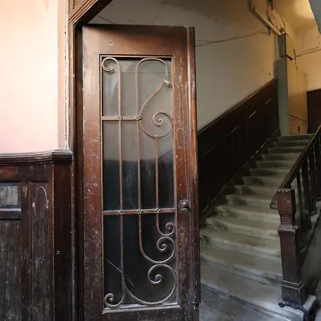 Spacious 3 In Art Nouveau District Appartement