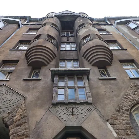 Spacious 3 In Art Nouveau District Appartement